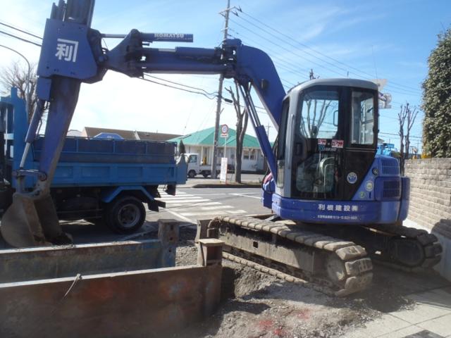 油圧ショベルとダンプトラックでの作業のようす